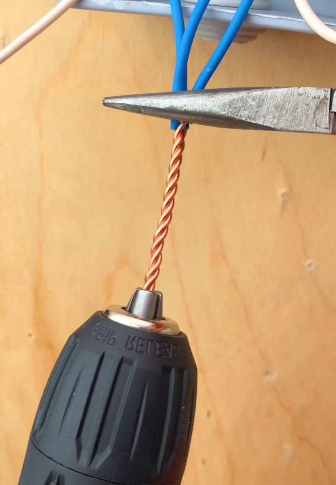 Der schnellste Weg, Drähte zu verdrillen! #tips #DIY #livehack #electrican 