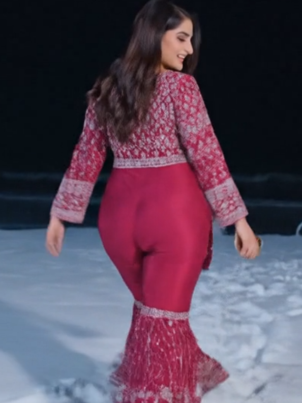 Tried my new SHARARA in the beautiful valley during Snowfall ❄️ 😘 @MrBeast  #NewYork #Trending #UKtok #fyp #ShortFilmUK #UKFilm #UKTikTok #BritishVibes #unfreezemyacount #fypシ #fypppppppppppppp #ZaraMalik #Yacht 
