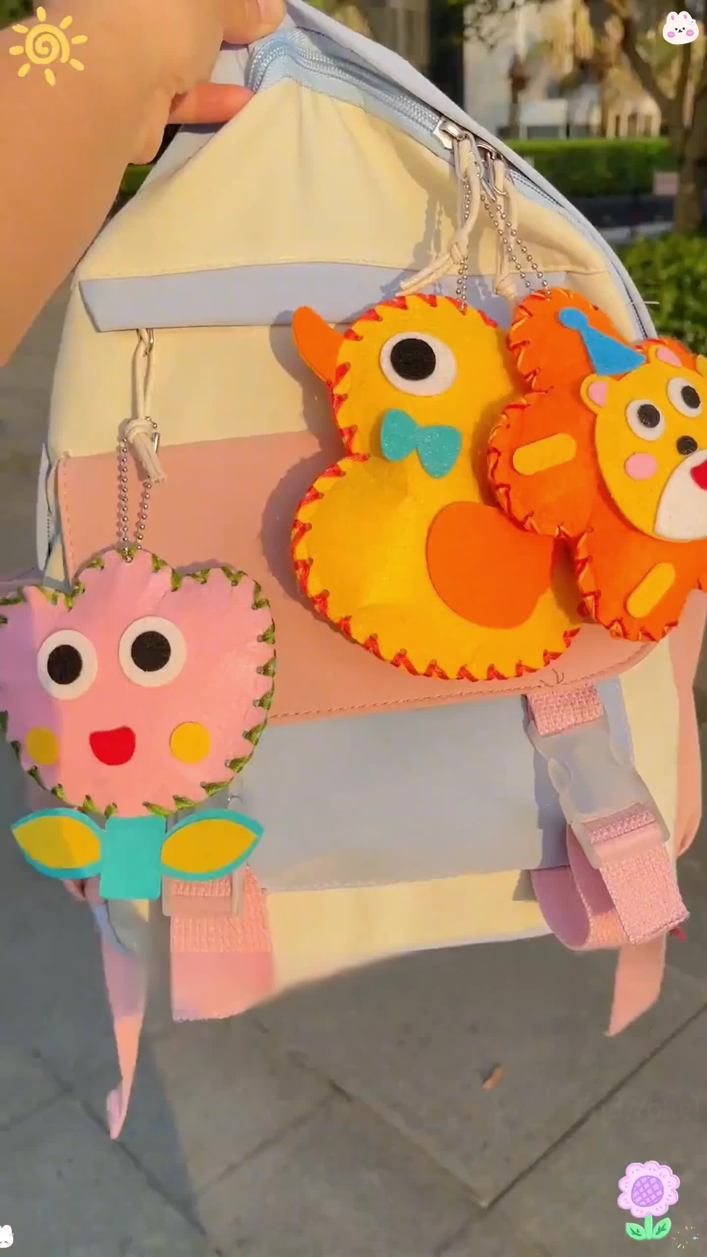 Quà Tết Trẻ Em: trò chơi may vá rất thích hợp để rèn luyện khả năng thao tác tay của trẻ. Chúng có thể chơi cả buổi sáng không làm ồn tôi, và những động vật nhỏ may ra cũng quá đáng yêu!
#Thủ công gia đình #Đồ chơi phát triển trí #Thủ công DIY 