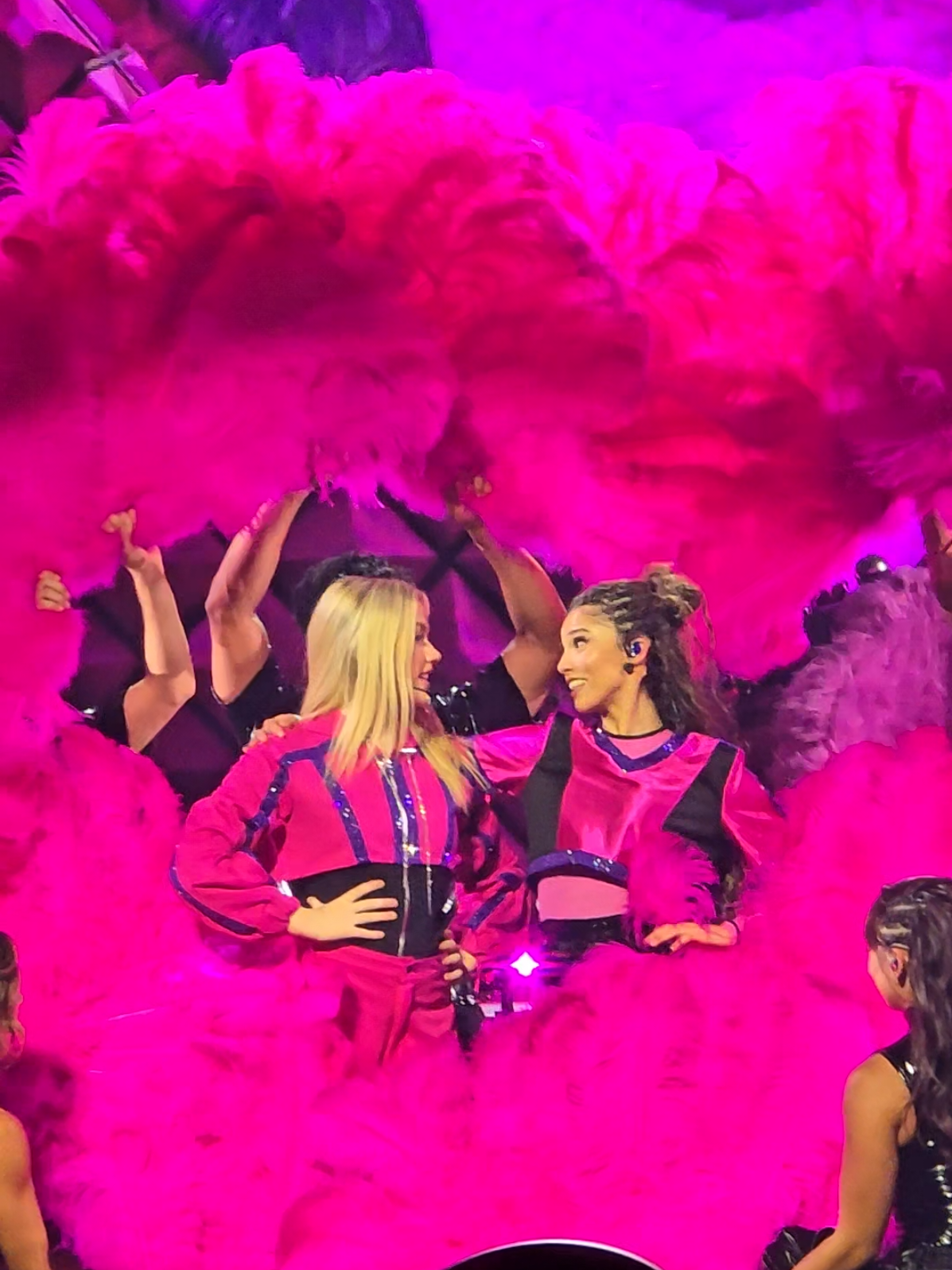 Life Is Sweeter @Malachi Barton @Freya Skye @Kylie Cantrall @Mk🇪🇹 @Malia:) @Joshua Colley @dararenee  #lifeissweeter #worldscollidetour #worldscollide #descendents #descendentsriseofred #freyaskye #malachibarton #maliabaker #kyliecantrall #joshuacolley #dararenee #mekennonknife #callusjaladdin #jaladdin #milwaukee #milwaukeewi 