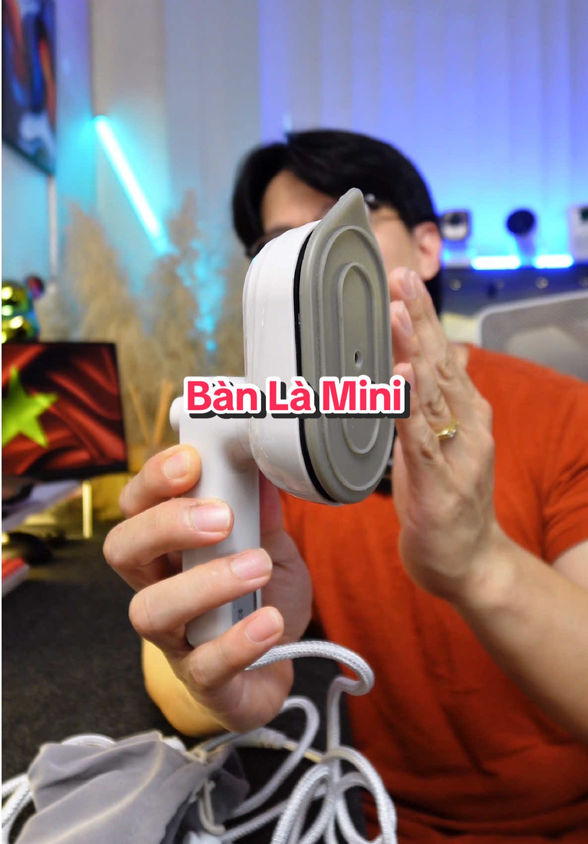 Bàn là mini có tích hợp phun ẩm tiện mang đi du lịch hoặc đi công tác #ongbobaconreview #LearnOnTikTok 