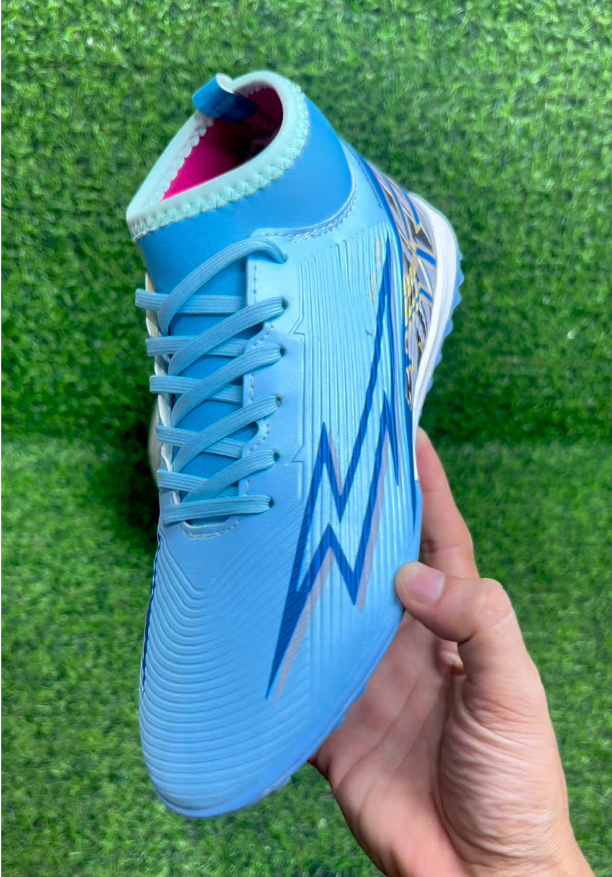 Giày đá bóng sân cỏ nhân tạo Mesut. #gocthethao #giaydabanh #reviewgiaydabong #reviewgiay #giaybongda 