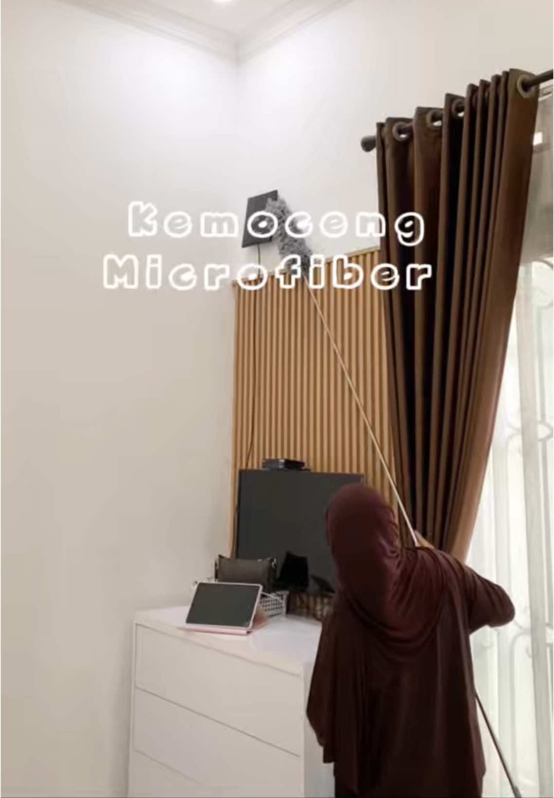 Bersihin debu dan sarang laba laba pake kemoceng ini lebih gampang #kemocengmicrofiber 