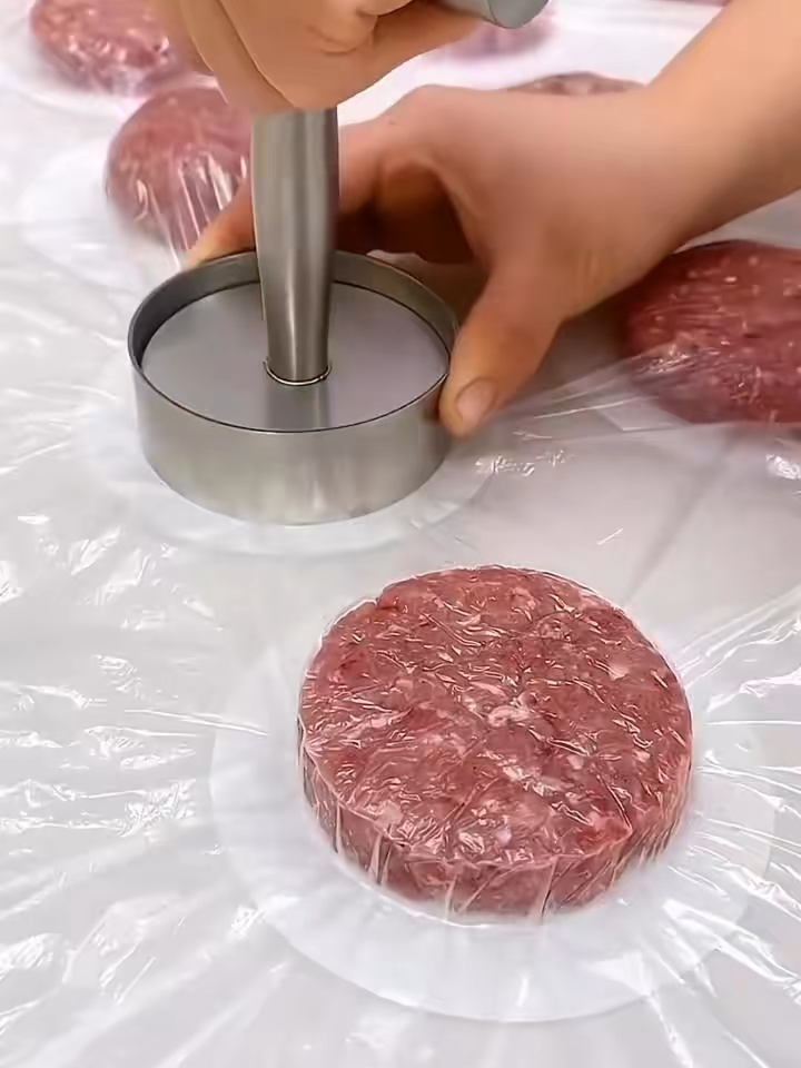 The hamburger mold with handle allows you to press the meat without getting your hands dirty. Put the meat filling in and press the handle to shape it. It is clean and convenient.