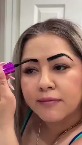 Porque la ceja es la parte más importante de tu cara y si la traes bonita y arreglada ya la hiciste y este producto te ayuda y aparte es contra el agua.eyebrow gel .#eyebrows #eyebrowtutorial #eyes #browgel #browtattoo #easypeeloff #eyebrowtattoo#fyp#tiktok 😎😎