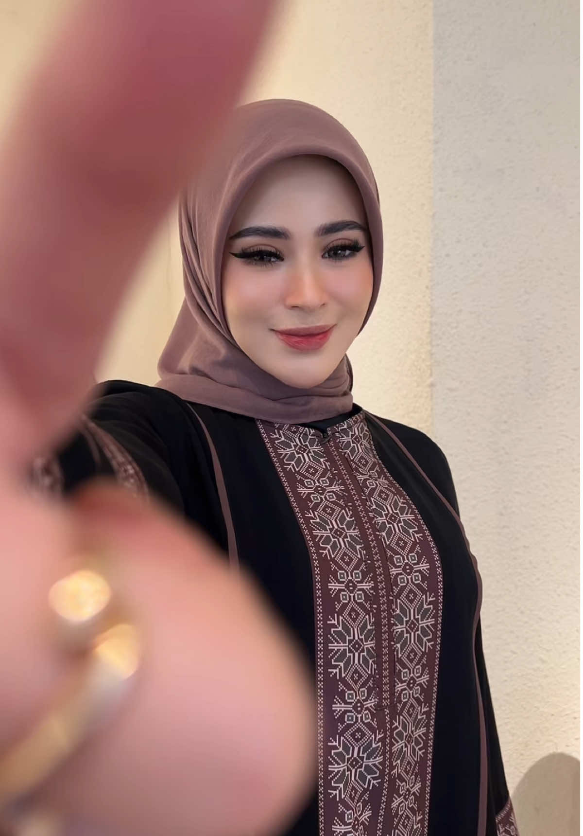 ada yang baru nihhh 😍✨ #abaya #abayastyle #abayahitam #abayafashion 