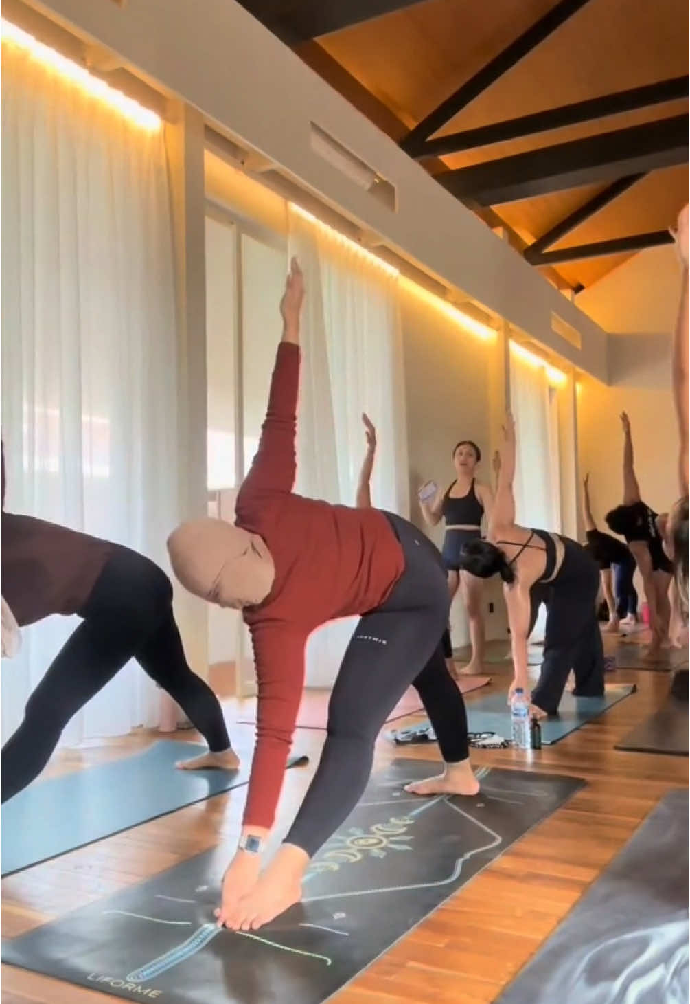 forget to post one of my fav n best class led by kk @Carissa Putri mana cantik bgt dianya 🤩 #yogatok #yogapractice 