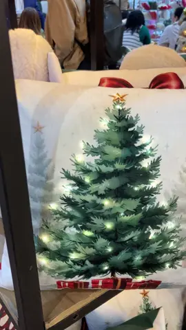 Pessoal essa novidade de almofadas com pisca já está chegando aqui no meu ateliê, quem tiver interesse em encomendar já pode me chamar e fazer o pedido, entrego em São Paulo e todo Brasil!! Me chamem pelo WhatsApp 11982286055 #decoracaodenatal🎄 #alugueldearvoresdenatal#vitrinista#produtoradenatalpararesidencia#visualmerchandising #vitrinista#almofadascommotivosnatalinos 