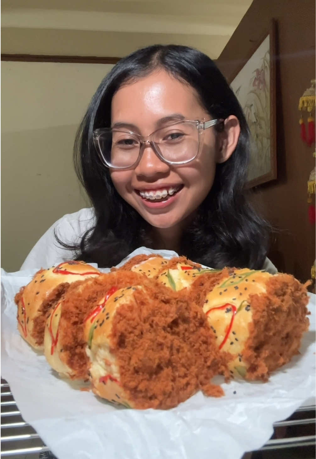 Roti Gulung Abon🌯✨ roti favorit kalo setiap ke toko roti, empuk, gurih dan nagih!!! Ternyata buatnya lumayan juga ya tapi seruuu🙌🏻 Dough -300gr cakra kembar -60gr gula pasir -5g ragi instan -1 butir telur + 1 kuning telur -120ml susu cair  -50gr margari -sejumput garam Topping -daun bawang -cabe besar/keriting -wijen hitam -abon ayam sesuai selera Saus mayo -100gr mayonaise -kental manis sesuai selera (aku pake 50gr) #rotigulungabon #abongulung #baking #rotiabon 