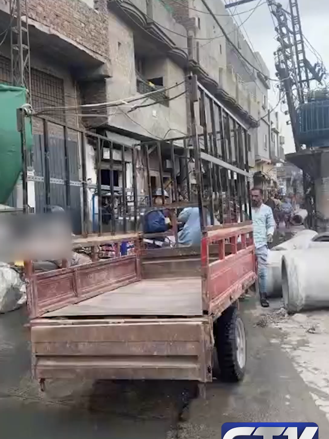 چالان کرنے پر شہری آپے سے باہر  ٹریفک وارڈن سے ہاتھا پائی شروع کردی #LahorePolice #Lahore #TrafficPolice #LahoreTraffic #TrafficWarden #Warden #Citizen #viralvideoシ #fypviral #fbshorts #GTVNews #BREAKING