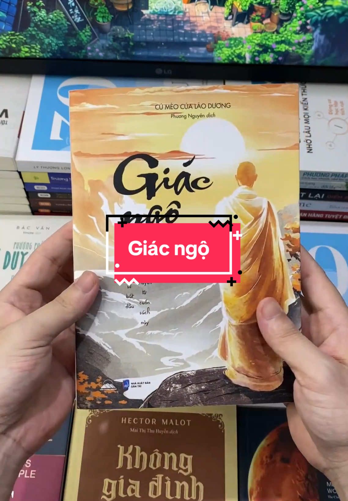 Trong thế giới mà ai cũng vội, sự tỉnh thức trở thành xa xỉ. Cuốn sách “Giác ngộ” không phải để đọc một lần, mà để ở lại trong lòng bạn thật lâu mỗi khi bạn thấy lạc lối, mất kết nối, hoặc quá mỏi mệt với áp lực “phải mạnh mẽ”. Đây là món quà dành cho những ai đang cố gắng sống tử tế kể cả khi chẳng ai thấy điều đó. #1day1bookk #moingaymottrangsach #BookTok #sachhay #trichdanhay 