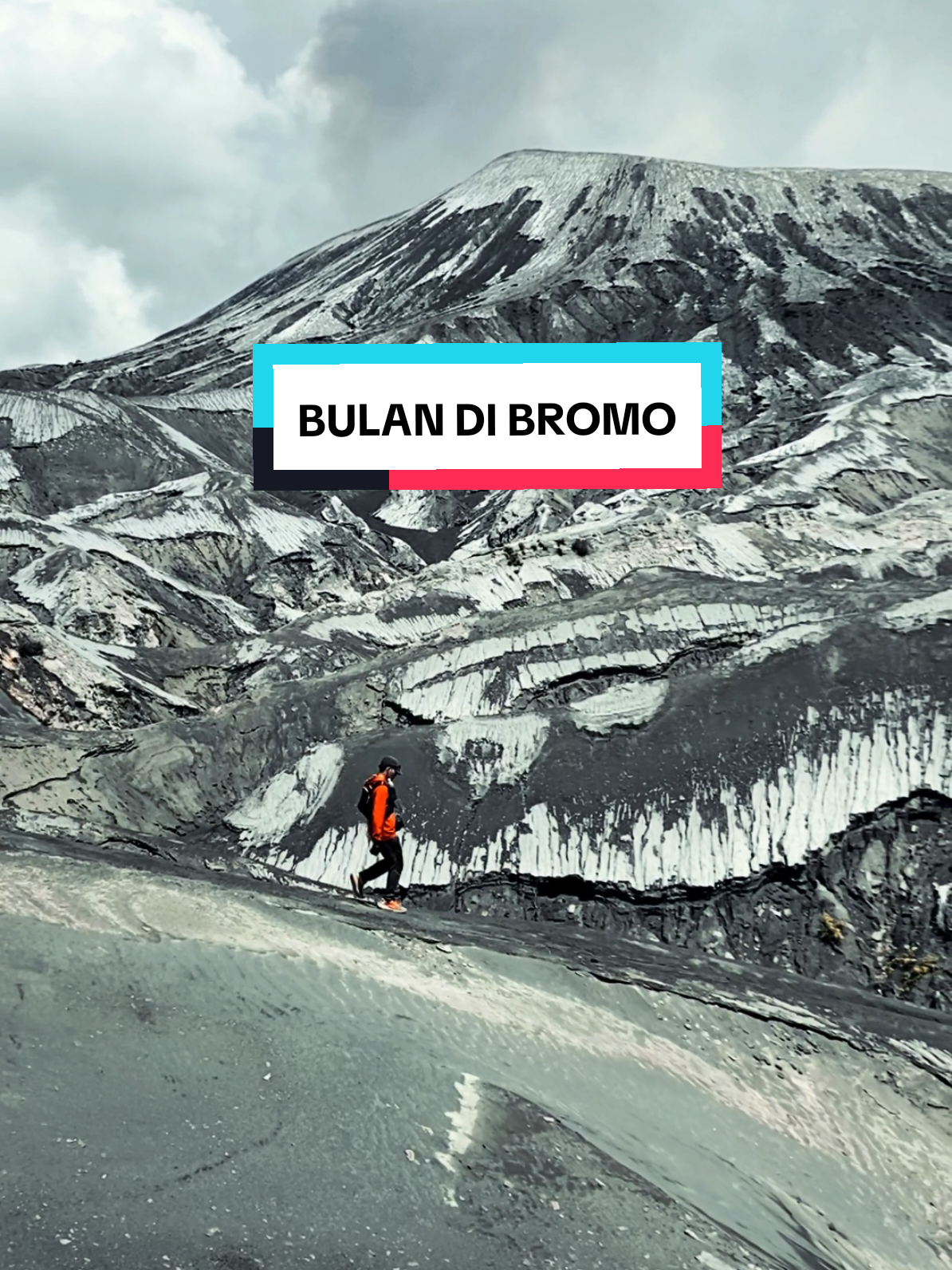 Ketika bromo dijadikan tempat syuting film Interstellar 🌒👩‍🚀 Spot ini berada di timur kawah bromo, gampangnya ambil arah ke kiri setelah pura bromo 🏯 #bromo #interstellar #cinematic #kawahbromo #pesonaindonesia #explore #fyp 