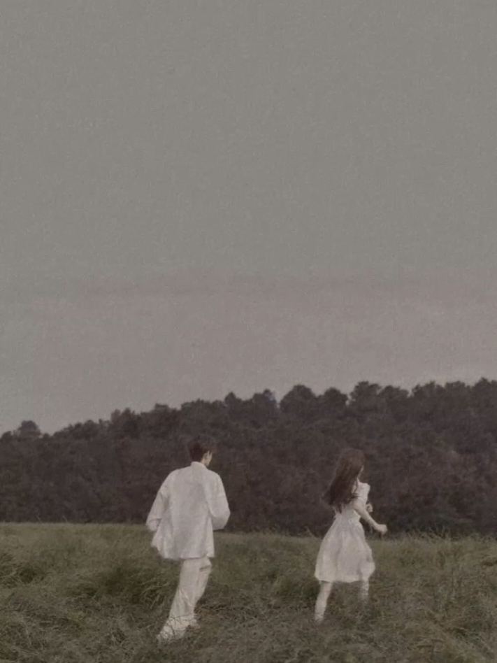 Kau hadir dalam lelapku sebagai pangeran tanpa mahkota, namun bertabur cahaya dari swargaloka. Wajahmu kutemui dalam kabut mimpi, berjalan perlahan di antara taman-taman aksara yang kutanam dari doa-doa sunyi. Tatapanmu nirmala, sebening embun yang jatuh di pagi buta, membasuh luka-luka yang tak pernah kusebutkan pada siapa pun. Kau bukan nyata, tapi rasa tentangmu lebih hidup daripada desir angin yang menyapu helai rambutku. Dalam jagat nyata, kau candala yang tak dapat kusentuh, terlalu tinggi untuk kugapai, terlalu suci untuk kudekap. Tapi di alam bawah sadarku, kau duduk di sebelahku, menggenggam jemari seakan tak ada dunia yang membatasi. Barangkali, begitulah takdir membingkai kisah—menyematkan cinta pada yang tak bisa disapa, menjadikanmu pangeran dalam mimpi, yang hanya bisa kupeluk dalam sunyi. #sansakerta #diksi #estetik #vintage #dream #fyp 