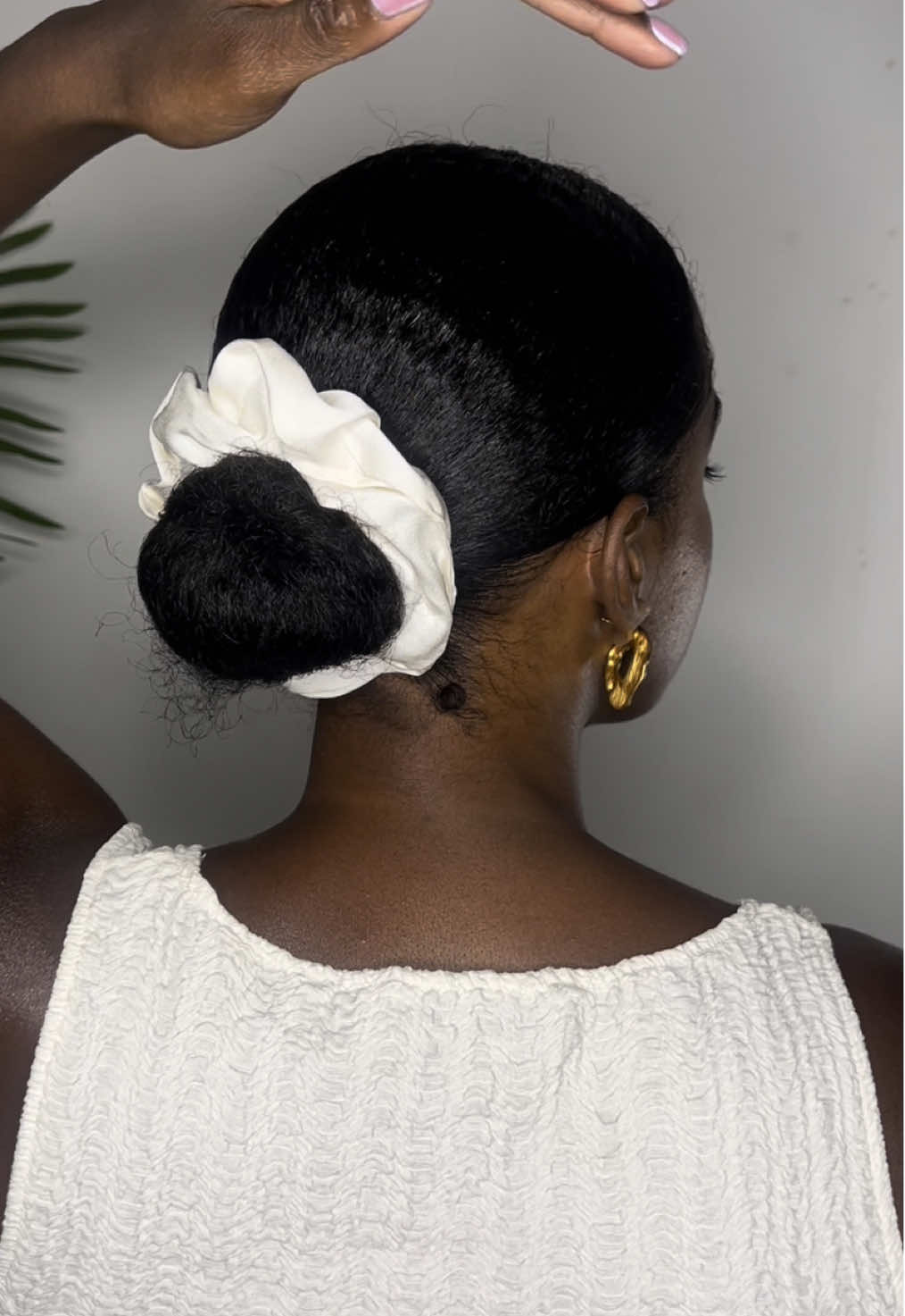 Slick bun & Scrunchie 🤍 #curlyhairstyles #naturalhairstyles #protectivestyles #hairinspo #curlyhairstyles #scrunchie #fyp #viral 