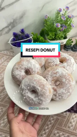 Resepi Donut Lembut & Gebu (Anggaran 20-25biji) Bahan A (Bahan kering): 	•	500g tepung high protein (tepung roti) 	•	2 sudu besar susu tepung 	•	1 sudu kecil garam Bahan B (Yis): 	•	11g yis kering (1 paket) 	•	2 sudu besar gula 	•	180ml air suam (bukan panas!) ➡️ Campur yis, gula & air suam. Biarkan berbuih 10–15 minit. Bahan C (Basah): 	•	1 biji telur 	•	60g marjerin atau mentega (cairkan suam) 	•	60ml susu segar/susu cair 	•	1 sudu kecil esen vanila ##donuts##donut##resepidonut##resepitiktok##donuts🍩