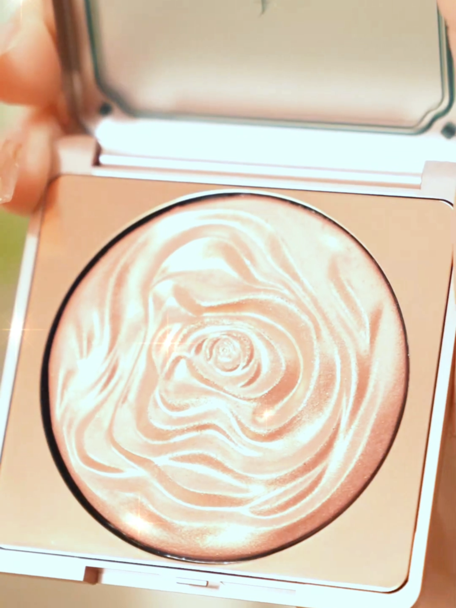 💫 Of Silk and Roses, A Glow Like No Other Inspired by blooming roses and luminous silk, this highlighter pairs 3D Eastern carving artistry with ultra-fine shimmer for a sculpted, radiant glow ✨ Two radiant shades: 🌟 Dancing Beauty — soft champagne gold for an everyday glow 🌹 Chasing Fireflies — rose gold for that pop of magic Seamless. Buildable. Light-catching from every angle. #Florasis #FlorasisBeauty #highlighter #HighlighterGlow #GlowUp #GlowingMakeup #MakeupHighlight #RoseGoldGlow #DewyGlow #ChampagneHighlight #GlowyVibes #LuxuryBeauty #SilkyTexture #BeautyInDetail #MakeupThatShines #highlighterhack #cbeauty #makeuptok #BeautyTok #cmakeup