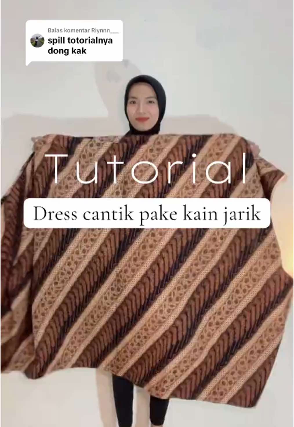 Membalas @Riynnn___ langsung praktek ya kak😉 Tutorial Dress dari kain jarik ini simpel dan mudah.  #tipsandtricks #tutorial #hacksandtips #kostumunik #fashiontiktok #kostumagustusan #kostumkarnaval #kainjarik #berkain #styling #legging #manset 