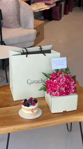 كيك جاناش مع ورد ♥️♥️ هديه بسيطه 👏🏻♥️ - - - - #متسوق_شخصي  #هدايا_الرياض  #تنسيق_ورد  #كيك  #جاناش  #ورد 