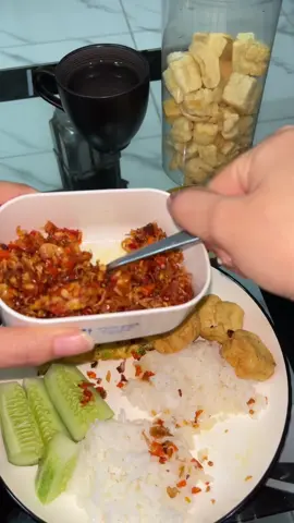 jangan tanya lauknya mana goreng garam dimakan pake nasi anget aja udah uwenak 🤤#masakansimple #masakanrumahan #asmr #fyppppppppppppppppppppppp #lewatberanda #4youpage 