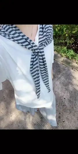 Set đồ dành cho bầu bí vào những ngày trời mát mẻ đây ạ, set gồm áo, chân váy, khăn đeo. Set xinh này bầu mặc đi đâu cũng hợp nhé #vaybauxinh 