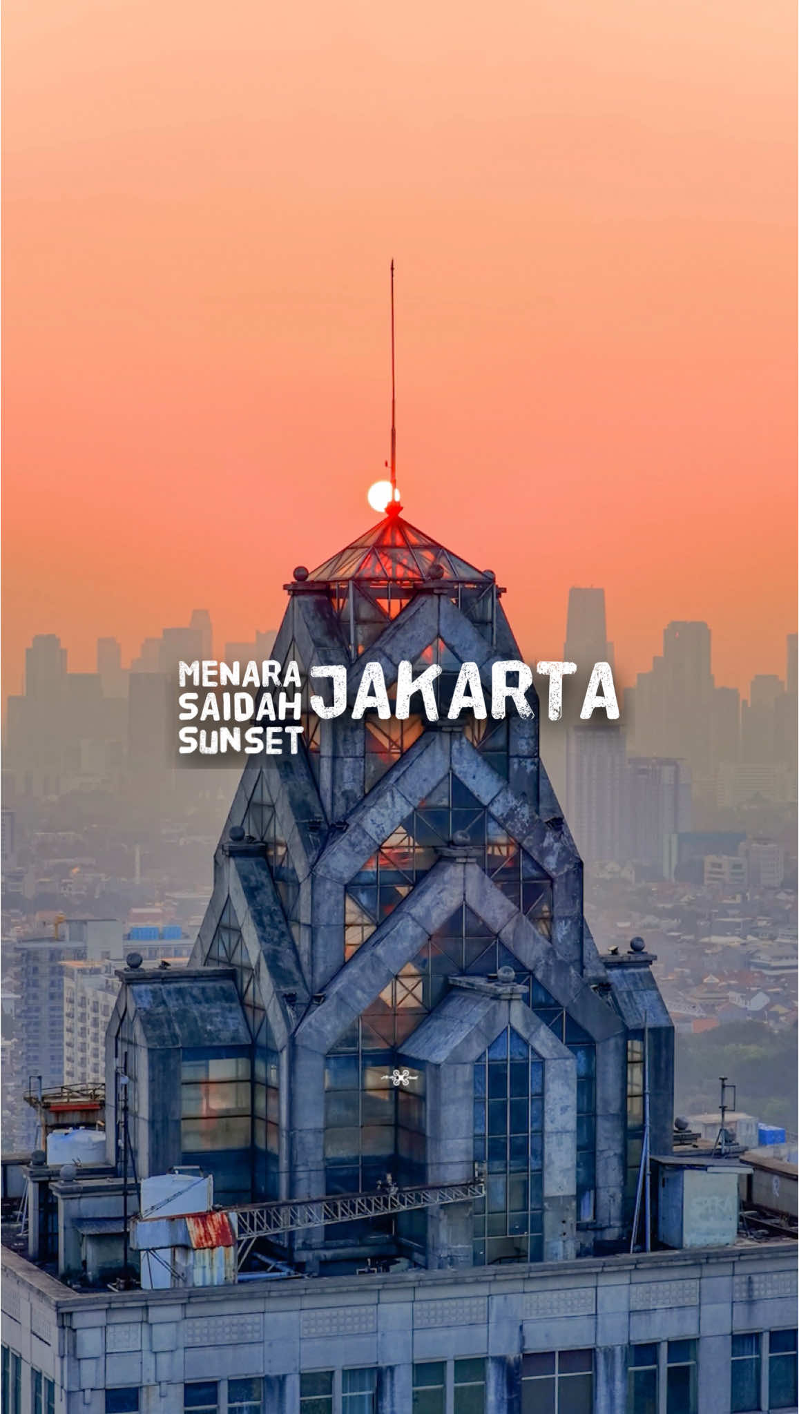 Menara kosong itu terlihat indah di balik cahaya senja 🌅 Tapi jangan berani naik setelah langit gelap 👻 🔘 🔘 🔘 📍🌐 Menara Saidah, Jakarta  . . . #aerial #aerialview #fyp #aerialphotography #dji #djiindonesia #djiglobal #menarasaidah #jakarta #sunset #senja