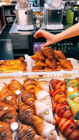 ❤️L'amore si manifesta in molte forme. 🫶il nostro è dorato, caldo e sfornato fresco ogni giorno.🥐❤️ #croissant #croissantlover #pastry #pastries #pastrylovers #frenchbakery #nycbakery 