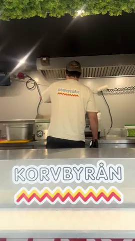 WAY OUT WEST + KORVBYRÅN ❤️ Vi servera veganska korvar hela helgen! Kom förbi och skåla med korv. #foru #fyp #korv #wayoutwest #göteborg #slottsskogen #iggypop 