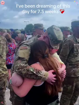 A soldier's homecoming surprise #basicmilitarytraining #soldier #foryou #usa #viral #Love #loveyou 