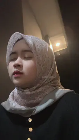 Qod Anshoha🤍 . Penyesalan seorang anak yang tidak mendengarkan nasihat orang tua dan guru, serta terlena dengan kenikmatan dunia. Lagu ini juga berisi tentang kesadaran akan datangnya usia tua dan permohonan ampunan atas dosa-dosa yang telah diperbuat