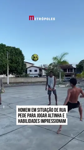 Voltou a viralizar na web um registro no qual um homem em situação de rua, que pediu para entrar em um jogo de altinha, surpreendeu os outros jogadores ao demonstrar suas habilidades.  O registro mostra o impressionante jogo de altinha, no qual o convidado é visto realizando passes impecáveis. Após mostrar seu potencial, o homem recebeu diversos comentários elogiosos dos internautas, admirados pelo jogador. #tiktoknoticias 🎥 @tonzinho_7 | @myhoodbr 