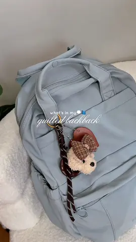 what’s in my quilted backpack! The comfiest bag! 💭📘 #bagsmart #backpack #quiltedbag #schoolbag #schoolbackpack #schoolbackpack #bagsmartbackpack 