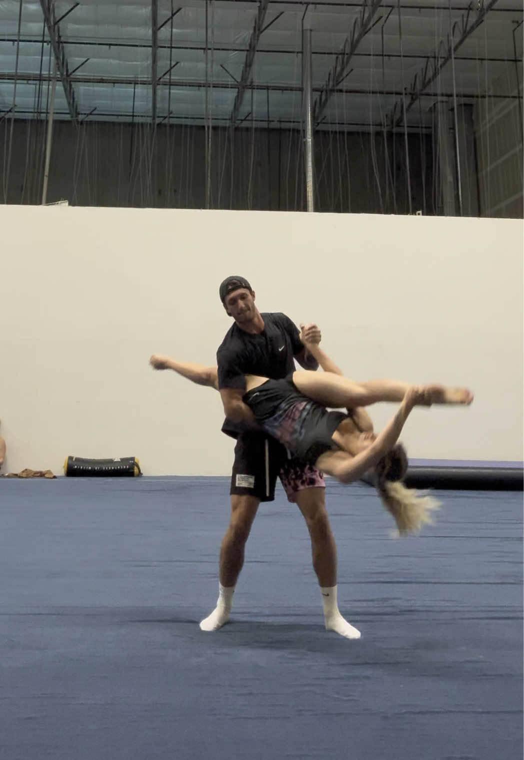 Partner lifts and tricks🕺🏼 @bstein_circus #dance #partner #lift #flow 