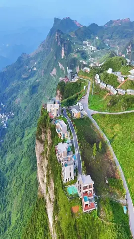 Mistérios de Xiangxi: A Vila no Penhasco e a Caverna dos Bandidos O Grande Penhasco de Xiangxi, a maior mesa montanhosa da Ásia. A vila no penhasco fica no topo da falésia, onde há uma caverna chamada 'Caverna das Andorinhas', que já foi o esconderijo de bandidos. Xiangxi – Recomendado por especialista em viagens Monte Bamianshan. #AventuraNaMontanha #ViagemHistórica #NaturezaImpressionante #ladygaga #alwaysrememberusthisway #tiktok #tophitsrightnow