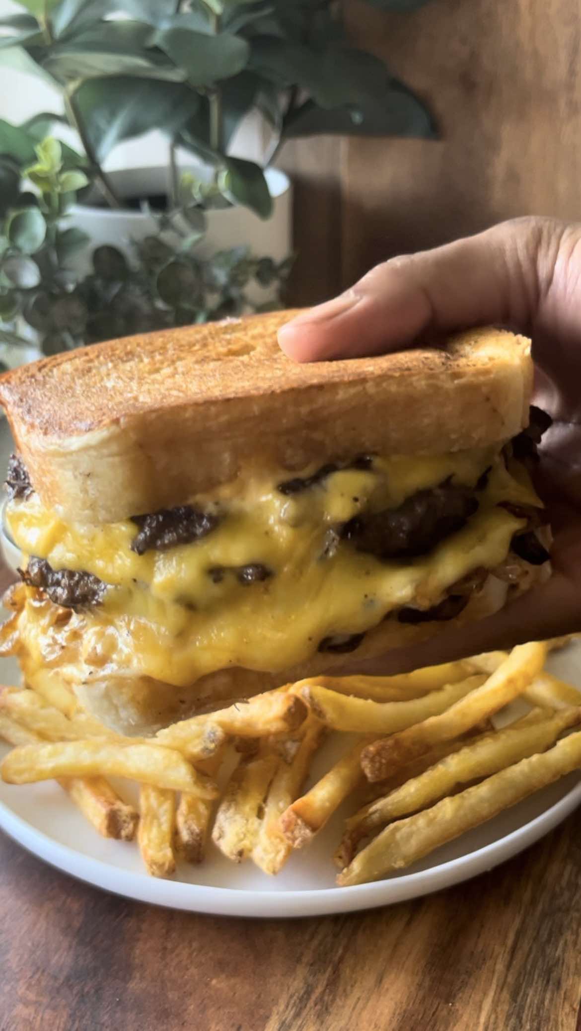 patty melt 🍔✨ - double cheeseburger made with caramelized onions between sandwich bread  🔗 full recipe is on my website link in bio 💗 #smashburger #cheeseburger #FoodTok #EasyRecipe