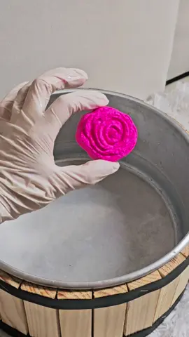 Escalda pés pode ser em um momento mais especial com a nossa Esfera Efervescente em Formato de Rosa. Além de proporcionar uma sensação de relaxamento imediato, ela cuida da pele dos pés com delicadeza e estilo. Com um suave aroma floral, esta esfera libera suas propriedades calmantes enquanto borbulha na água, criando uma experiência sensorial única. Relaxamento Imediato: Ao dissolver na água, a esfera promove um efeito calmante que alivia a tensão e o cansaço acumulados nos pés, proporcionando uma sensação de leveza e bem-estar. Renovação da Pele: O escalda-pés com a esfera ajuda a suavizar a pele, removendo impurezas e deixando os pés mais macios e renovados. É ideal para preparar a pele antes de outros cuidados, como esfoliação e hidratação. Aromaterapia: O aroma liberado pela esfera cria um ambiente relaxante, acalmando a mente e proporcionando equilíbrio emocional. É perfeita para quem busca um momento de tranquilidade e autocuidado. Alívio do Estresse: Além de relaxar os pés, o uso da esfera também ajuda a aliviar o estresse do corpo como um todo, melhorando o humor e proporcionando uma sensação de descanso profundo. Melhora da Circulação: Ao estimular a circulação sanguínea nos pés, a esfera efervescente também contribui para a recuperação muscular, ajudando a aliviar dores e desconfortos nas pernas e pés. Modo de uso: Coloque 2 litros de água morna em uma bacia. Adicione a Esfera Efervescente em Formato de Rosa e deixe-a dissolver completamente. Aprecie o efeito efervescente e o aroma relaxante enquanto ela se dissolve. Mergulhe os pés e desfrute de um momento de relaxamento e renovação.#terapiapodal #manicureepedicure 
