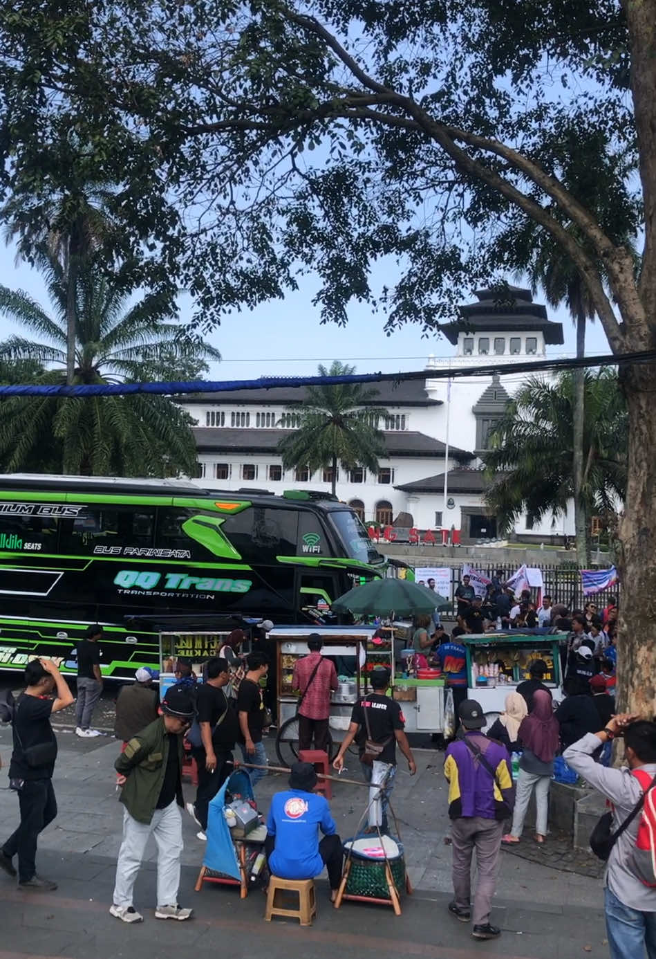 Gedung sate saat itu!!!#fypage #pati #kotabandung #bandung #telolet #basuri #gedungsate #pariwisata #demo #demo 