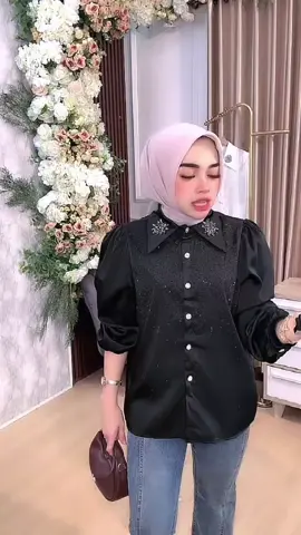 Blacknya pekat dan super duper mewah yah shay 😍✨ #viraltiktok #fypage #newarrival #viralvideos #atasan #kemejaviral #blouse 