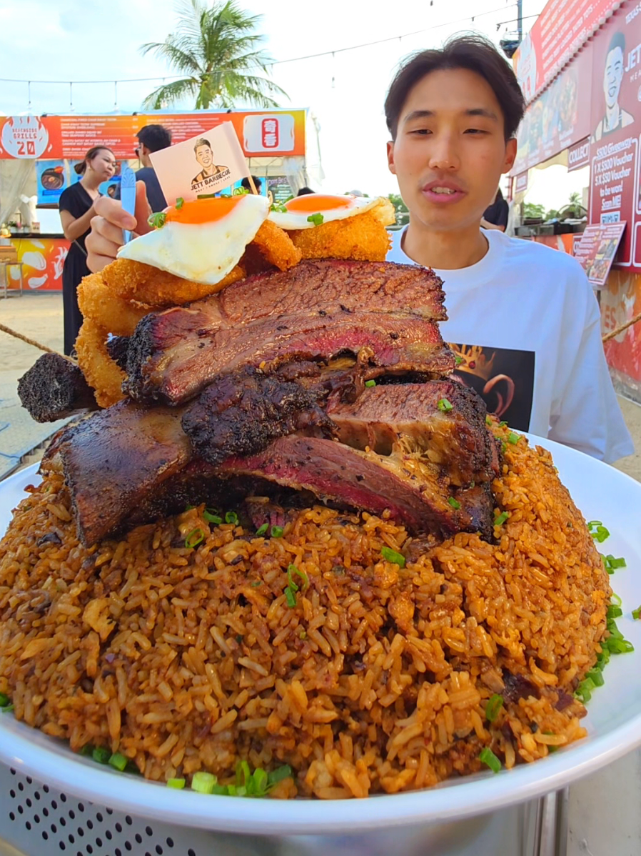 7KG of Dino Ribs Nasi Goreng! That sunset beach vibes made this challenge extra enjoyable 💯 Check out @jettbarbecue over at @sentosa_island Grill Fest this weekend - this is their last event of the year so don't miss it. #sgfoodie #foodchallenge 