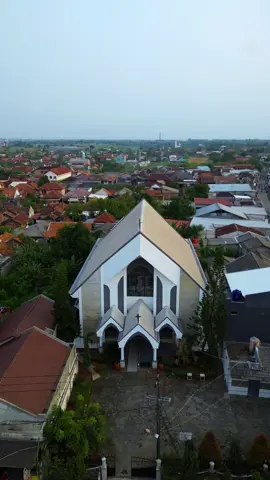 Gereja Kristen Indonesia (GKI) Rengasdengklok berdiri pada tahun 1974 yang terletak di Jl. Perintis Kemerdekaan, R.Dengklok Sel., Kec. Rengas Dengklok, Karawang, Jawa Barat.   Yuk jelajahi kota karawang… #p#pesonakarawangp#pesonaindonesiawonderfulindonesia