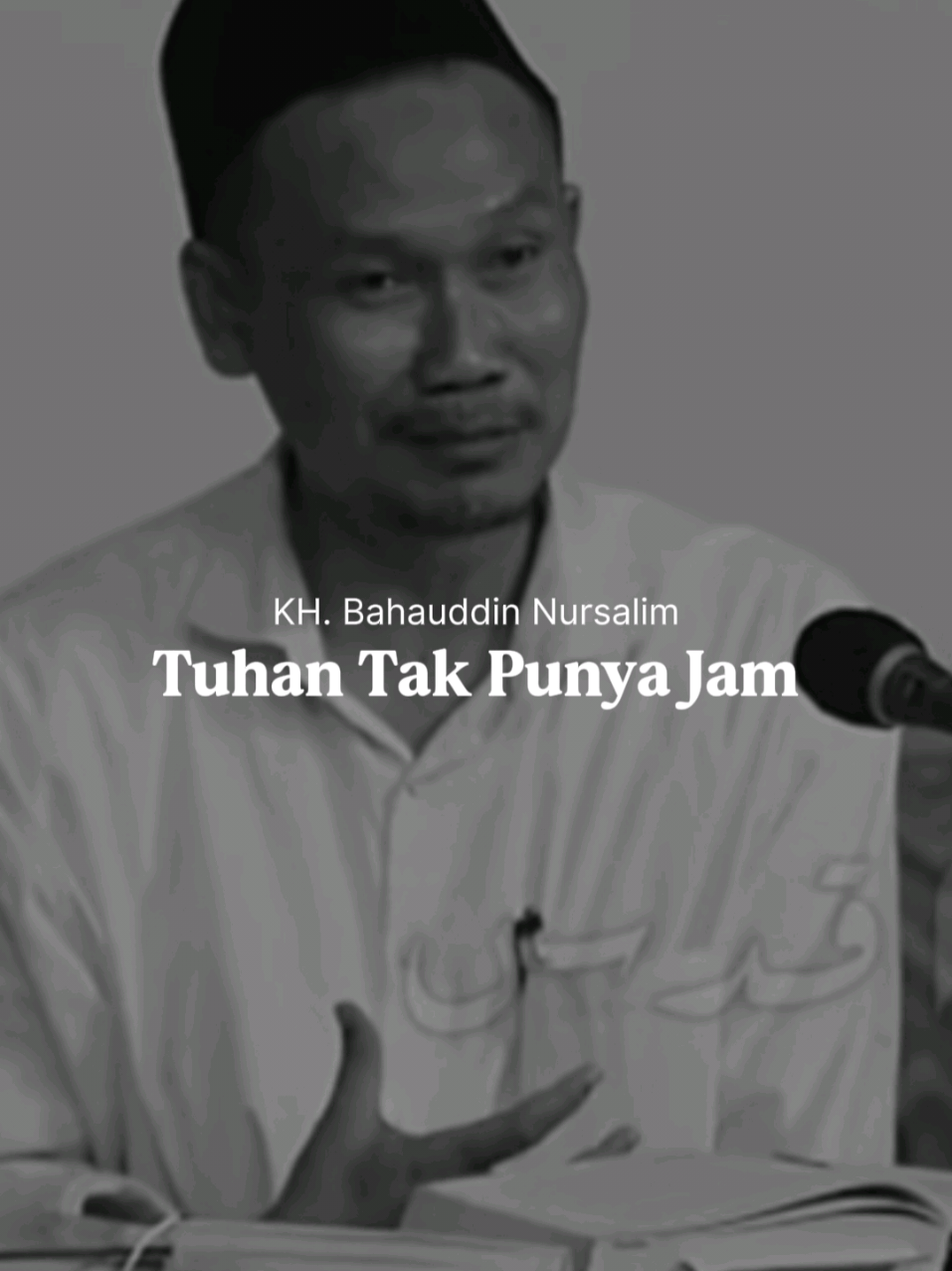 Dunia Yang Terus Berdering  Di sudut jalan, seorang ayah sibuk dengan layar ponselnya. Anak kecil di sisinya memandang penuh harap, meminta perhatian yang tak pernah datang. Di dunia yang terus berdering, sentuhan menjadi barang langka, bahkan untuk mereka yang terikat darah. Manusia mencatat mimpi dalam daftar panjang prioritas. Namun, di antara deretan itu, hal-hal sederhana sering terlempar ke pinggir. Sebuah tawa, sepotong waktu, atau pelukan hangat kalah oleh target yang tak pernah selesai. Terus bertambah. Di depan Tuhan, doa dipanjatkan dengan terburu-buru, shalat menjadi sekadar formalitas, cepat-cepat dilalui. Tapi lihatlah, di warung kopi, waktu seakan berhenti; percakapan ringan dan gelas-gelas kopi dibiarkan berlama-lama. Pada akhirnya, kita berdiri di tengah keramaian, merasa ada yang hilang. Kehilangan yang begitu samar, tak terdefinisi. Ia hadir dalam ruang-ruang kecil yang sering terabaikan—ruang antara manusia dengan manusia, dan manusia dengan Tuhannya. Barang kali kita bisa berhenti dan menyadarinya. Atau tetap saja kita akan berlari, dan membiarkan jiwa semakin sunyi? Sumber video: YouTube Masjid Menara Kudus | 08 Mei 2021  #gusbaha #rumiisme #fyp  #khbahauddinnursalim 