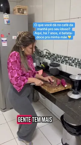 Cuidar é isso: repetir gestos de amor todos os dias. Por aqui, a batata-doce faz parte da nossa manhã há 7 anos. 🍠 E aí, o que seu idoso gosta de comer no café? Comenta aqui sua dica de café da manhã pra idosos! Salva esse vídeo pra lembrar que o cuidado mora nos detalhes.  #CaféDaManhãDoIdoso #CuidarComAmor #CuidadosComIdosos #Cuidadores #RotinaDeCuidados #CuidAmores #Alzheimer #BatataDoce #AmorDeFilha #DicasDeCuidados #CuidadoraReal