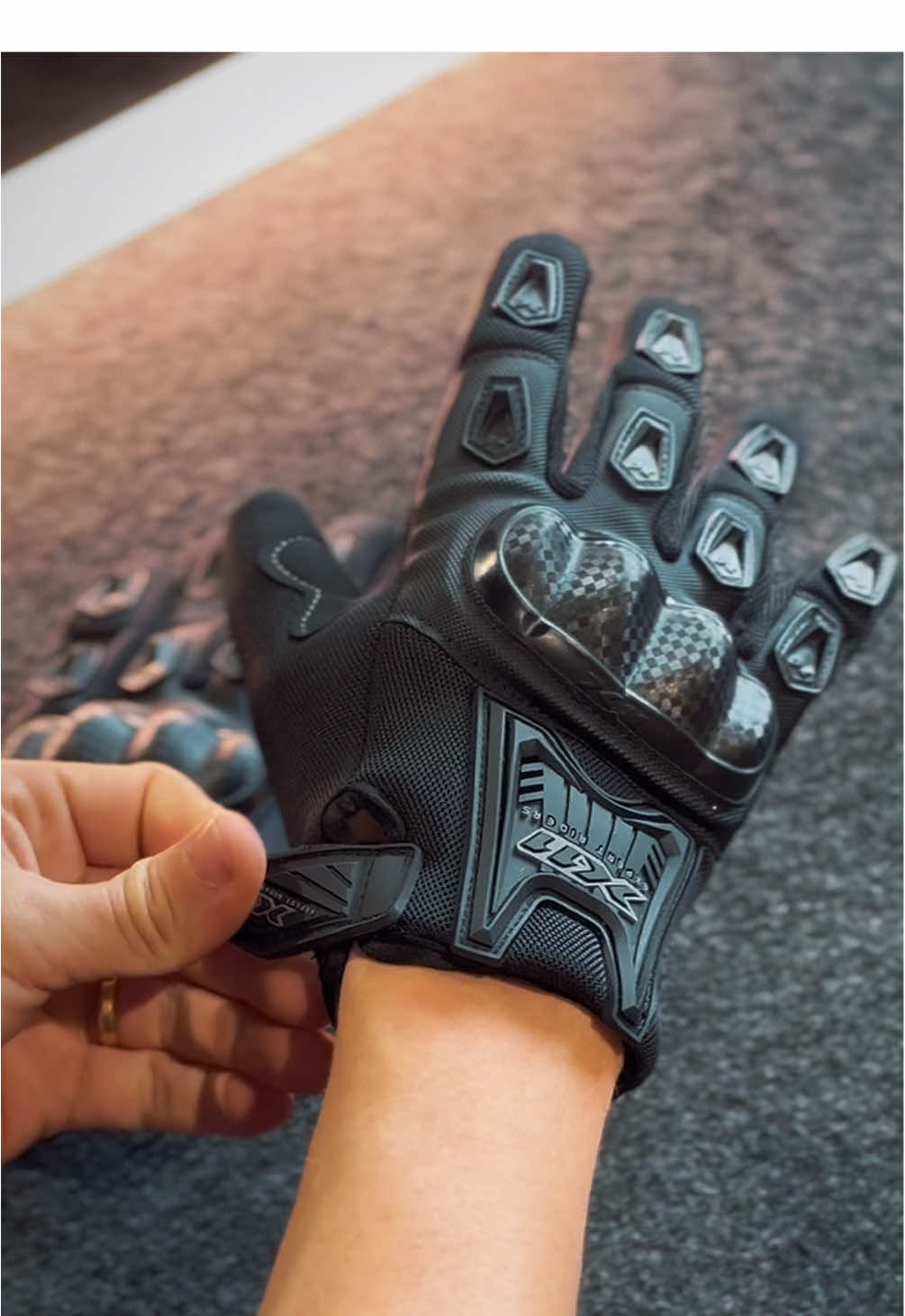 Pronto pra elevar o nível da sua pilotagem?  Conheça a Luva X11 Blackout 2: proteção real, conforto extremo e um estilo urbano que impõe respeito! ✔️ Proteção rígida nas articulações ✔️ Mobilidade com tecido elástico e dedos ergonômicos ✔️ Touchscreen no indicador: use o celular sem tirar a luva ✔️ Ventilação inteligente pra aguentar até o calor do asfalto Quer segurança, agilidade e personalidade nas pistas? A Blackout 2 é pra você! 🚚 5% OFF + frete grátis na 1ª compra com o cupom: BEMVINDOAVGS 🛒 Corre no site: vgsautomotive.com.br 👊 Marca aquele parceiro que precisa ver essa luva! #x11blackout2 #luvasdemoto #motociclismo #pilotagemsegura #estiloemduasrodas 