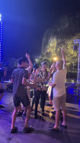 dinner cruise #dulichvietnam #dulichhalong #halongdiamondcruises #halong #xuhuong #viralvideo #tiktoktrend #halongbay #vinhhalong #diamondcruises #duthuyen #duthuyenhalong #antoiduthuyen #sunset #dinnercruise 