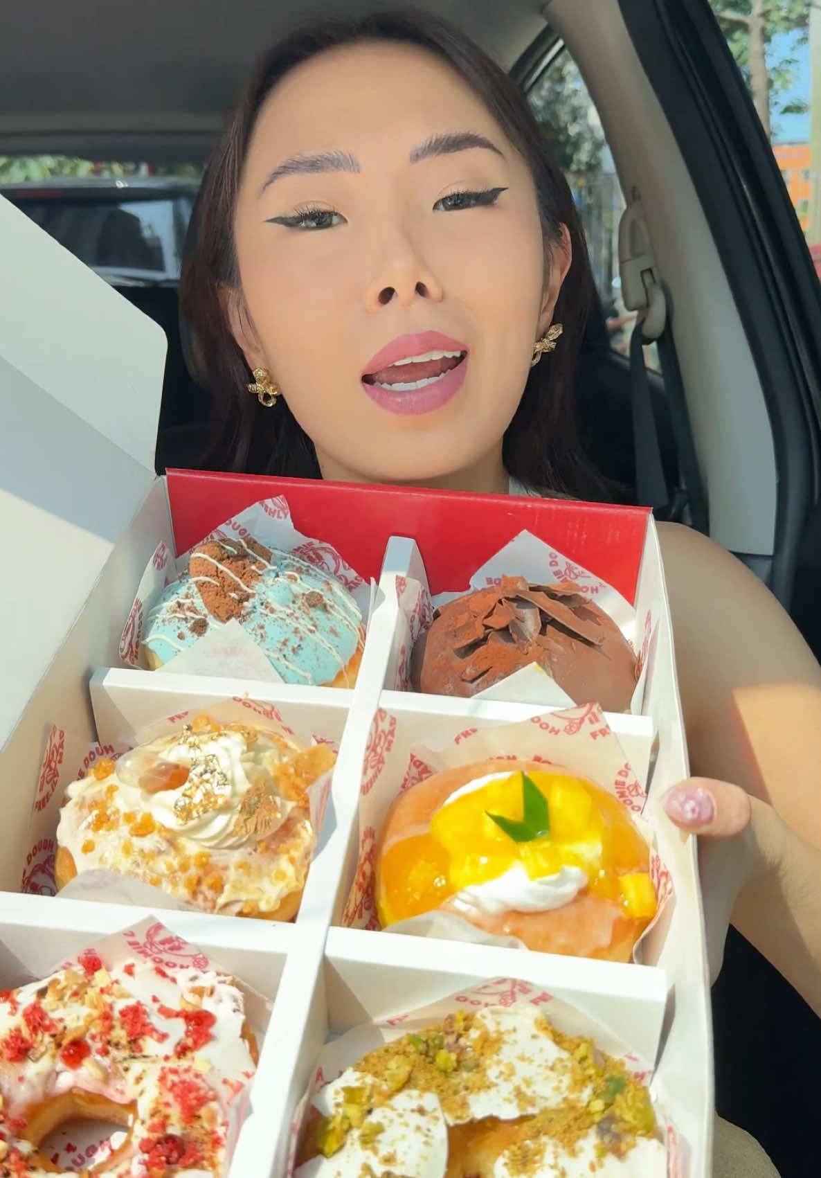 Replying to @syardianabraham4 NAH JUALAN DONAT TUH GINI!!! 🤣🍩 donut rankings di akhir video! #mukbang #donut #dessert donat pinkan mambo hoomie dough doughnut #bakery #pastry 