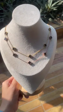 ✨Kalung 5 Clover Hitam Warna rantai rosegold & gold   Rantai titanium anti karat, bisa dipakai setiap hari, juga ringan dipakai   — Panjang: 40-45cm (mentok di leher)   Harga spesial: 45.000   Stock ready & bisa COD ya 💌 untuk order lewat Tiktok Shop! silahkan komen buat tanya kode yaa💬   — #kalungtitanium #kalungcewek #kalungkorea #kalungmurah #perluxtitanium #aksesorismurah #TikTokFashion  #olshopjakarta #olshopmakassar #kalunglayer #kalungcloverstyle