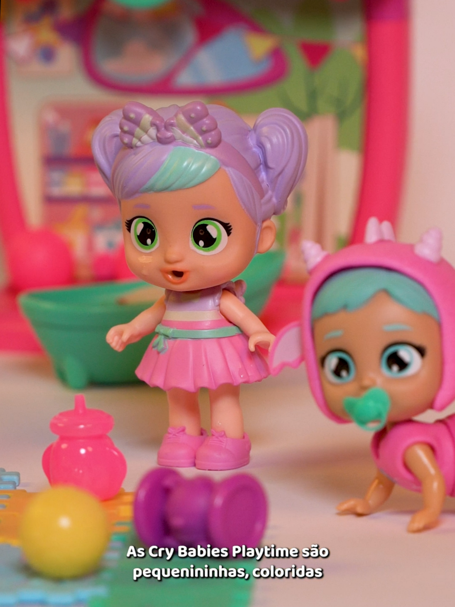 ✨ Chegaram as bonequinhas que vão conquistar seu coração! As Cry Babies Playtime são puro amor: articuladas, cheias de detalhes fofos e… elas choram de verdade! 🥹💧 É só dar um apertinho na cabecinha e ver a mágica acontecer 💖 Quem aí também ama brincar de cuidar? #CryBabies #LovingCare #Multikids #BonecasFofas #BR2462 #BR2463 #BR2464