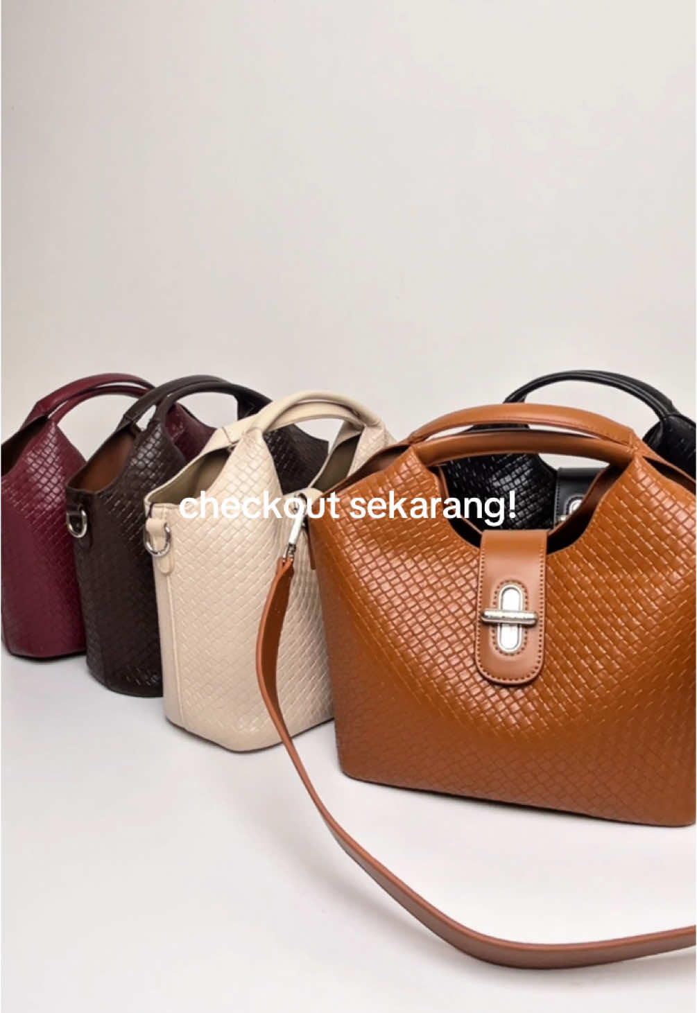 Sekali lagi, kalian wajib punya tas mini gemes kayak Reta Bag ini💓😆 #JimsHoney #PromoJimsHoney #jimshoney #PromoGuncang88 #GajianSale #tasjimshoney #WIBGAJIAN #taswanita #tasselempang #retabag 