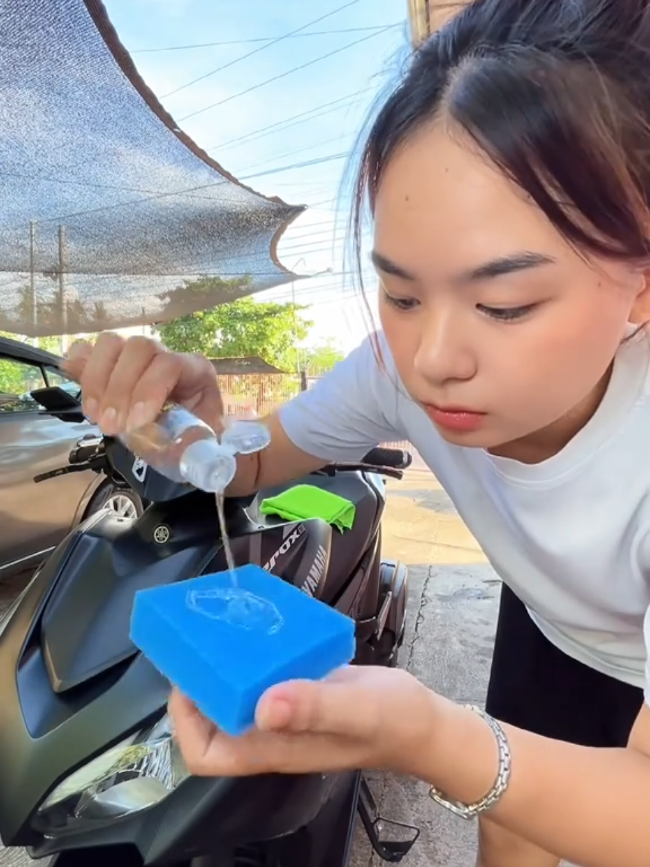 B1T1 Armor Wax na may sponge and towel na, sulit! . . . . . . . . . . . . . . . . . . . . . . . . #armorwax #motorwax #aerox  #motorcycle  , #ladyrider 