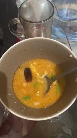 Pantes mama gua sering ngmg makan jangan maen hp, ini gua lg makan, buka TikTok bntr, tb2 kecoa terbang masuk ke Indomie 😭😭#fypage 