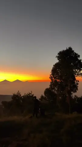 view dari pos 1 gunung malang emang ga ada obat🤌#wadasgantung1768mpdl #gunungmalangpurbalingga #viewgunungmalang 